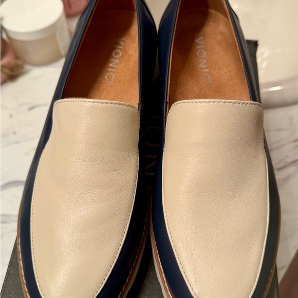 Vionic Kensley Navy and Cream - Picture 4 of 4